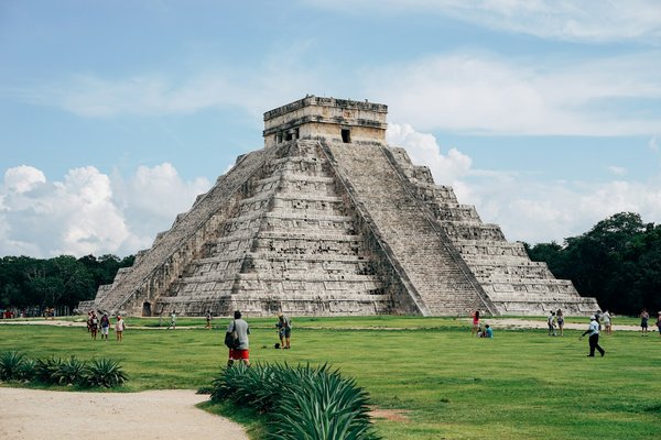 Quelle croisière offre des excursions pour explorer les ruines mayas au Mexique?